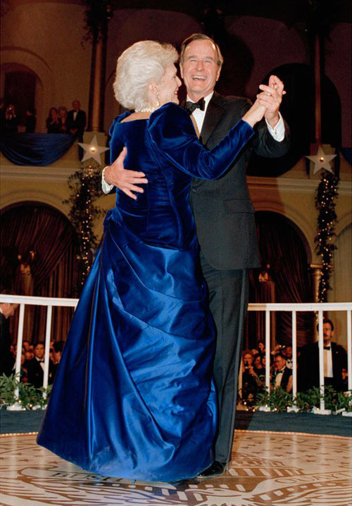 Barbara Bush, 1989 Ngắm nhìn phu nhân Tổng thống George H. W. Bush trong chiếc váy gam xanh hoàng gia xếp nếp cầu kỳ do chính mình thực hiện, nhà thiết kế Arnold Scaasi đã cảm thán: "Đây đúng là người bà cuốn hút nhất nước Mỹ". xiem y cac de nhat phu nhan my qua 15 le nham chuc tong thong