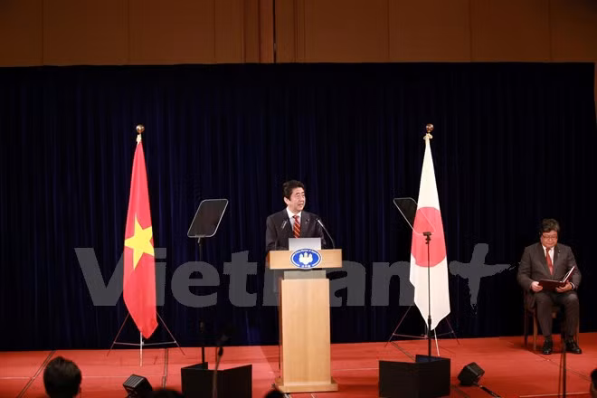 thu tuong nhat ban abe to chuc hop bao ve quan he nhat viet