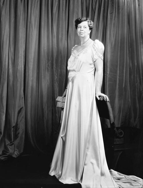Eleanor Roosevelt, 1941 Eleanor là người nắm giữ cương vị đệ nhất phu nhân Mỹ lâu nhất lịch sử (chồng bà - Tổng thống Franklin D. Roosevelt - đắc cử tới bốn nhiệm kỳ và qua đời khi đang bắt đầu nhiệm kỳ thứ tư). Bởi vậy, bà đã bốn lần sánh vai chồng tới các lễ nhậm chức. Trong hình, Eleanor dự lễ nhậm chức lần thứ ba với mẫu váy satin của Arnold Constable. xiem y cac de nhat phu nhan my qua 15 le nham chuc tong thong