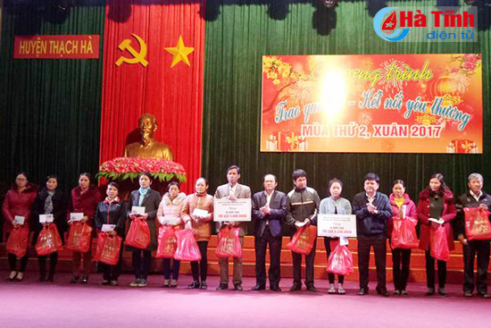 nhieu phan qua tet den voi nguoi ngheo doi tuong chinh sach