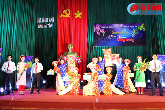 dac sac chuong trinh nghe thuat mua xuan dang dang
