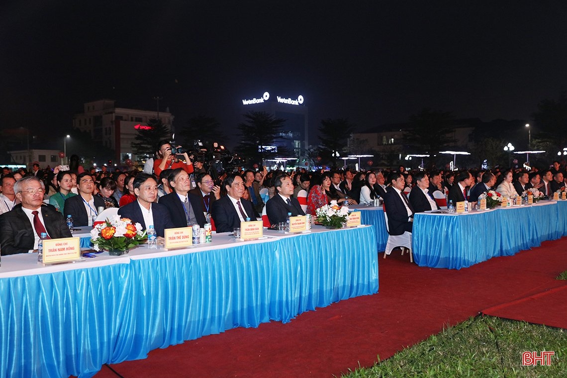 “Bữa tiệc” âm thanh, ánh sáng chào năm mới 2024