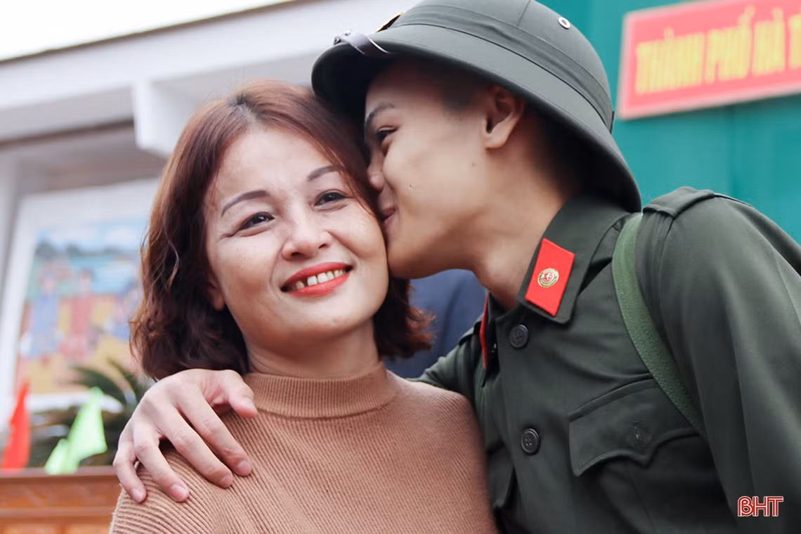 Tân binh lên đường: Vinh quang người đi, nhớ thương người ở lại!