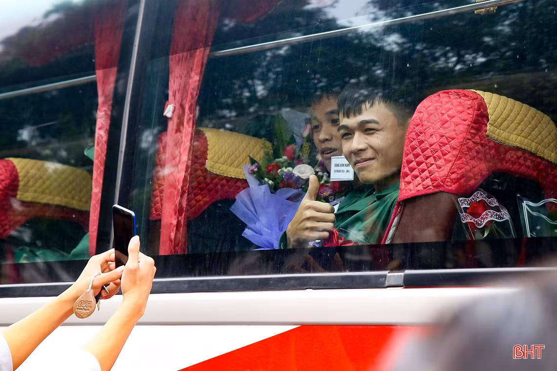 Tân binh lên đường: Vinh quang người đi, nhớ thương người ở lại!