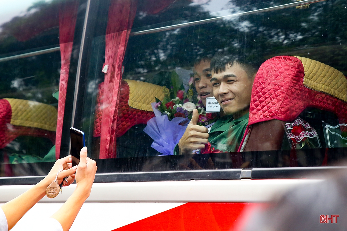 Tân binh lên đường: Vinh quang người đi, nhớ thương người ở lại!