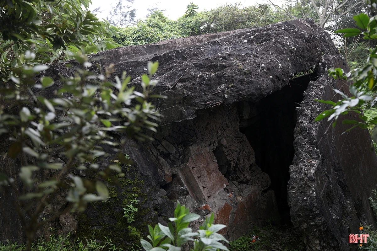 Thăm chiến tích “Hầm Nghiêng” trên đỉnh Hoành Sơn