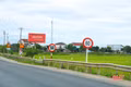Biển báo, vạch kẻ đường: Nơi thiếu, nơi thừa, nơi... đánh đố người đi đường