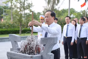 Đoàn lãnh đạo Hà Tĩnh dâng hương các địa chỉ đỏ nhân kỷ niệm Ngày Thương binh - Liệt sĩ