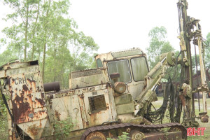 Hậu khai thác đá: Cảnh nhếch nhác khi máy móc bị "bỏ quên"