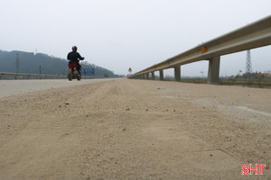  Cát phủ đường, bụi phủ mắt