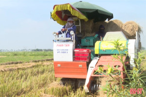 "Lợi ích kép" của máy cuốn rơm 