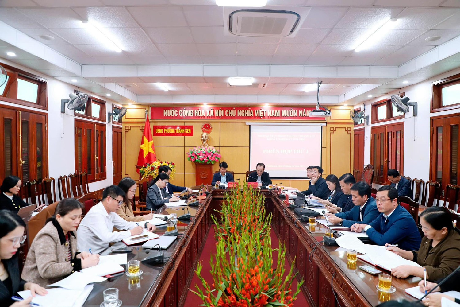 Thường trực HĐND phường Thành Sen tổ chức Phiên họp thứ 3 để thảo luận, cho ý kiến về nhiều nội dung chuẩn bị cho Kỳ họp thứ 4 - kỳ họp thường lệ cuối năm 2025 của HĐND phường. (Ảnh: Cổng TTĐT tỉnh)