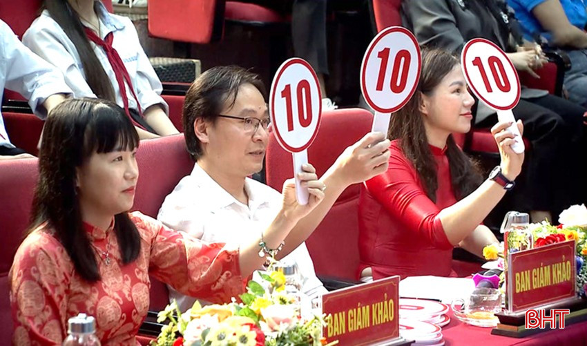 Nguyen Thi Huyen Dieu 氏のプレゼンテーションは、審査員から 10 点満点中 3 点を獲得しました。 bqbht_br_anh-3-2038.jpg