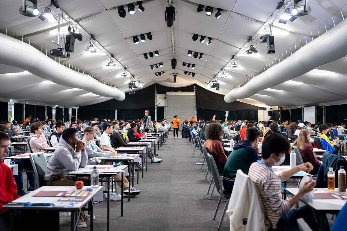 خلال يومي الامتحانات الرسمية، دخل المرشحون من جميع أنحاء العالم قاعة امتحان خاصة مُرتبة في مساحة مشتركة واسعة. خُصص لكل مرشح طاولة منفصلة، متباعدة عن بعضها البعض. p5.jpg
