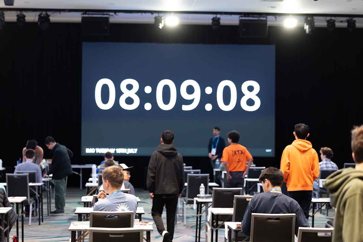 أجرى المرشحون 9 ساعات من الامتحانات يومي 15 و 16 يوليو. يتكون امتحان IMO 2025 من 6 مسائل: 2 مسائل حسابية، 2 مسائل تركيبية، مسألة هندسة واحدة ومسألة جبر واحدة (مع عبارات تركيبية ومتطلبات التفكير التركيبي). p3.jpg