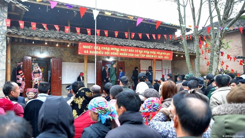 Hình ảnh cử tri người dân tộc tập trung tại một điểm bỏ phiếu để thực hiện quyền và nghĩa vụ công dân qua ống kính hãng tin Pháp. (Ảnh: AFP)