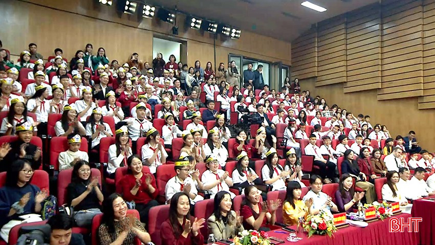 Hai đội thi nhận được sự cổ vũ nhiệt tình của đông đảo cổ động viên tại trường quay S2 - Báo Hà Tĩnh. bqbht_br_b2-1.jpg