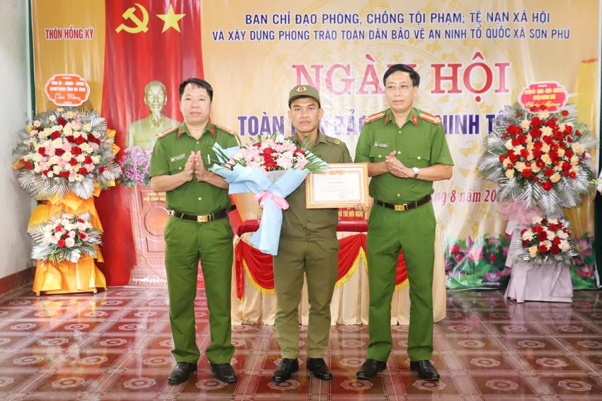 Công an viên Nguyễn Thanh Tuân nhận giấy khen của Công an tỉnh về thành tích xuất sắc trong thực hiện phong trào &quot;Toàn dân bảo vệ an ninh Tổ quốc&quot;.