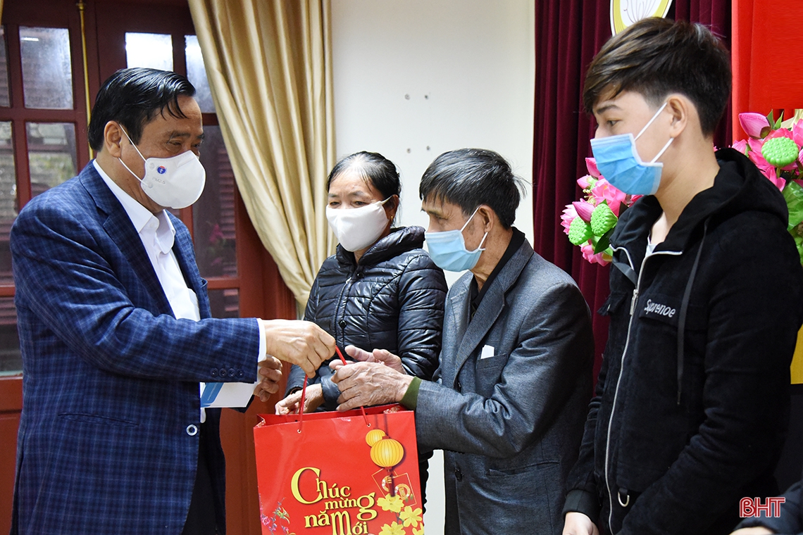 Phó Trưởng ban Thường trực Ban Tổ chức Trung ương trao 1.600 suất quà cho người nghèo Hà Tĩnh