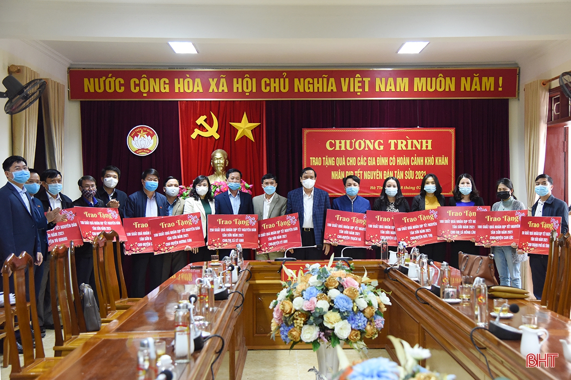 Phó Trưởng ban Thường trực Ban Tổ chức Trung ương trao 1.600 suất quà cho người nghèo Hà Tĩnh