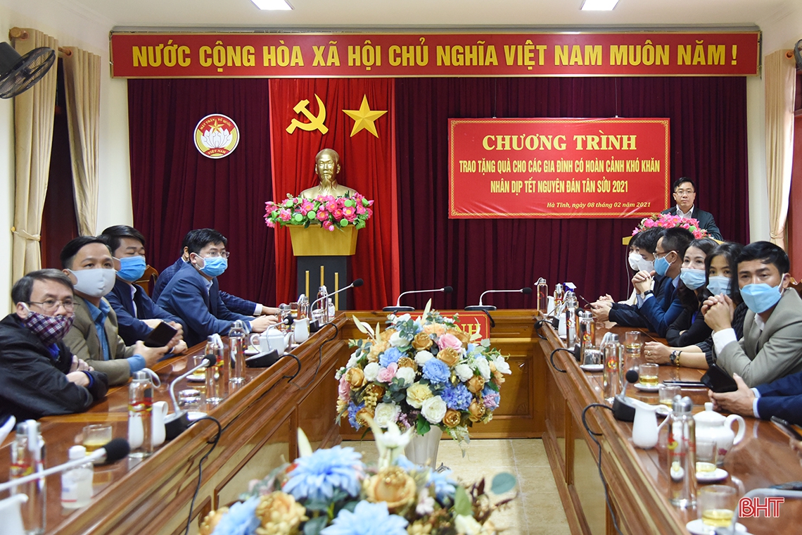 Phó Trưởng ban Thường trực Ban Tổ chức Trung ương trao 1.600 suất quà cho người nghèo Hà Tĩnh