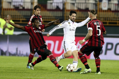 Real Madrid (áo trắng) gục ngã 2-4 trước AC Milan trong trận đấu cuối cùng của năm 2014 - Ảnh: Reuters