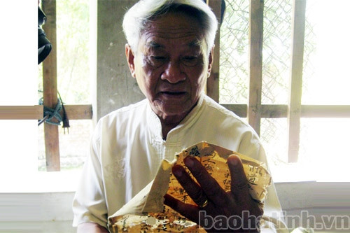 Ông Lê Văn Khánh giới thiệu về bộ sưu tập đồ cổ của mình