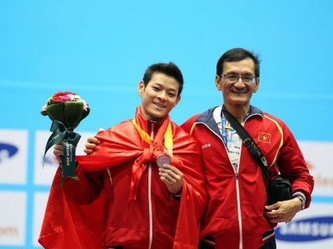 HLV Huỳnh Hữu Chí (phải) cùng cậu học trò Thạch Kim Tuấn gặt hái được nhiều thành tích trong năm 2014.Ảnh: N.H