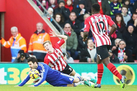 Fabregas bị phạt thẻ vàng vì ăn vạ trong trận gặp Southampton