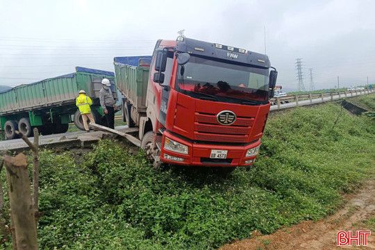 Xe đầu kéo va chạm xe máy, 2 phụ nữ tử vong