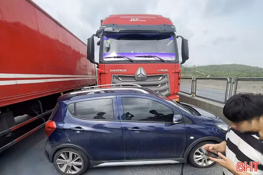 Sau va chạm, ô tô con chắn ngang trên cao tốc Hàm Nghi - Vũng Áng 