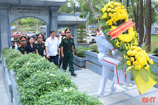 Giám đốc Học viện Quốc phòng dâng hương tại Khu di tích Ngã ba Đồng Lộc