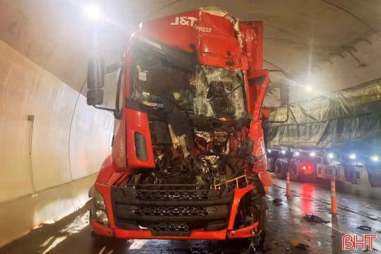 Ách tắc hầm Đèo Bụt trên cao tốc Vũng Áng - Bùng sau tai nạn giữa 3 ôtô