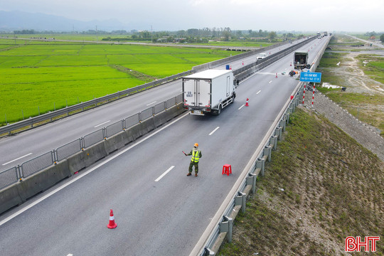 Vì sao phải sửa khe co giãn cầu Hàm Nghi trên cao tốc qua Hà Tĩnh?