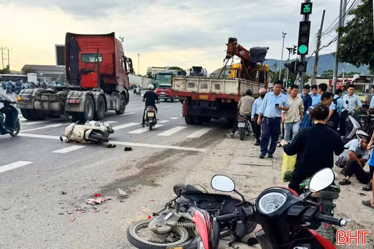 Hà Tĩnh: Xe tải cẩu tông 4 xe máy đang dừng chờ đèn đỏ