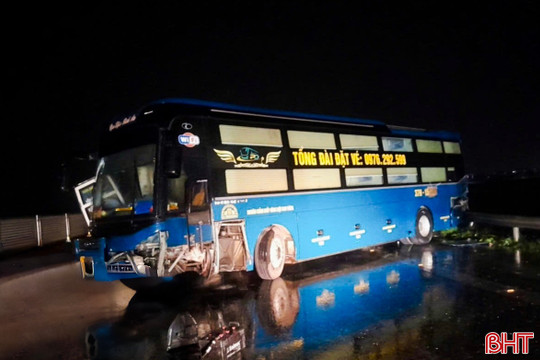 Xe khách giường nằm tông ô tô con trên cao tốc ở Hà Tĩnh