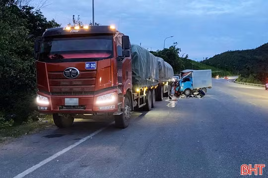 Vợ tử vong, chồng bị thương nặng khi xe tải tông xe đầu kéo trên QL 12C ở Hà Tĩnh