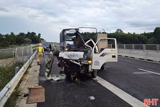 Va chạm trên cao tốc ở Hà Tĩnh, xe tải bị biến dạng, 1 người tử vong