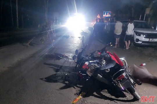 2 xe máy va chạm trong đêm, 1 người tử vong, 2 học sinh bị thương