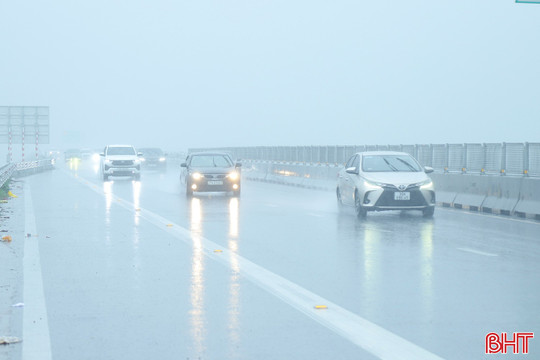 Hà Tĩnh mưa lớn, người dân du xuân lưu ý đảm bảo an toàn giao thông