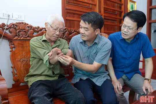 Trưởng ban Nội chính Tỉnh ủy thăm, tặng quà người có công với cách mạng