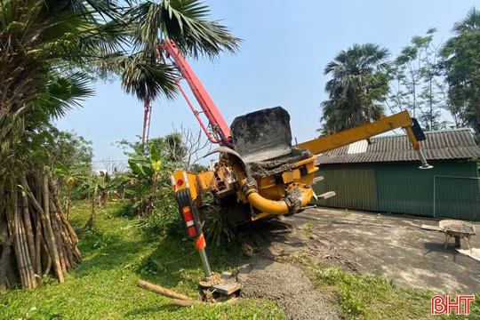 Bị cần bơm bê tông va trúng đầu, thợ xây dựng tử vong