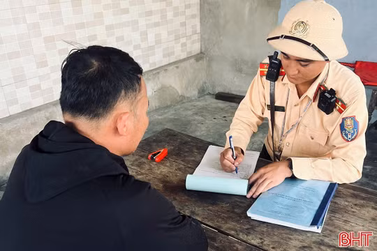 Phạt tài xế xe tải làm rơi vãi đá dăm xuống đường, gây mất an toàn