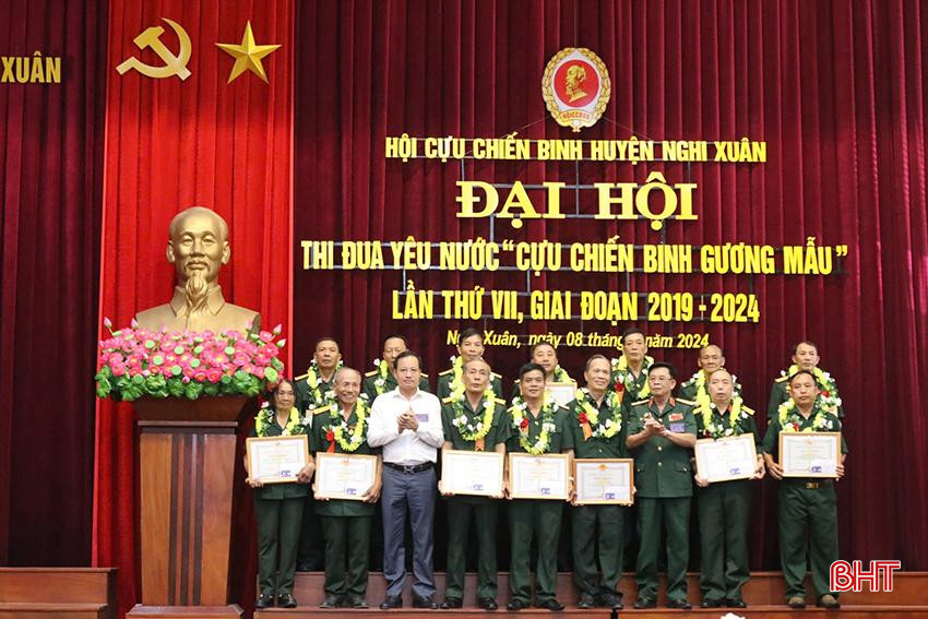 Lãnh đạo Hội CCB tỉnh, huyện Nghi Xuân trao bằng khen, giấy khen cho các tập thể và cá nhân điển hình tiên tiến trong phong trào thi đua Cựu chiến binh gương mẫu giai đoạn 2019-2024. 6.jpg