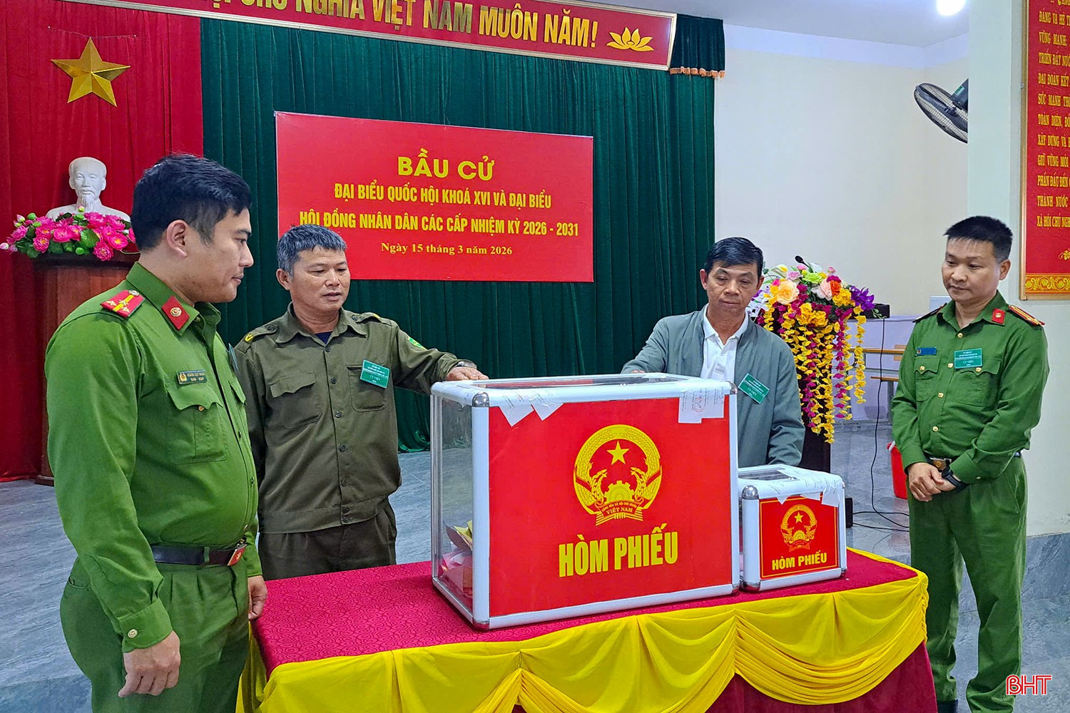 Theo báo cáo, đến thời điểm này, đã có 13.530/13.530 cử tri trên địa bàn hoàn thành việc bỏ phiếu, đạt tỷ lệ 100%. Trong ảnh: Tổ bầu cử số 8, thôn Hồng Mỹ bảo vệ thùng phiếu sau khi cử tri hoàn thành bầu cử.