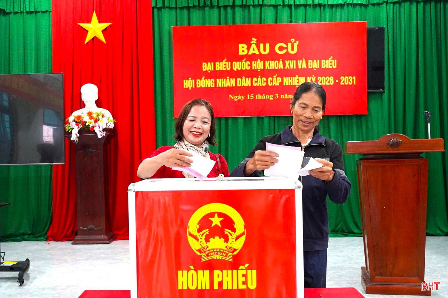 Xã Tiên Điền có 22 khu vực bỏ phiếu thuộc 4 đơn vị bầu cử để cử tri bầu 3 ĐBQH, 5 đại biểu HĐND tỉnh, 20 đại biểu HĐND xã. (Trong ảnh: cử tri bầu cử tại khu vực bỏ phiếu số 16, thôn Thành Phú, xã Tiên Điền).