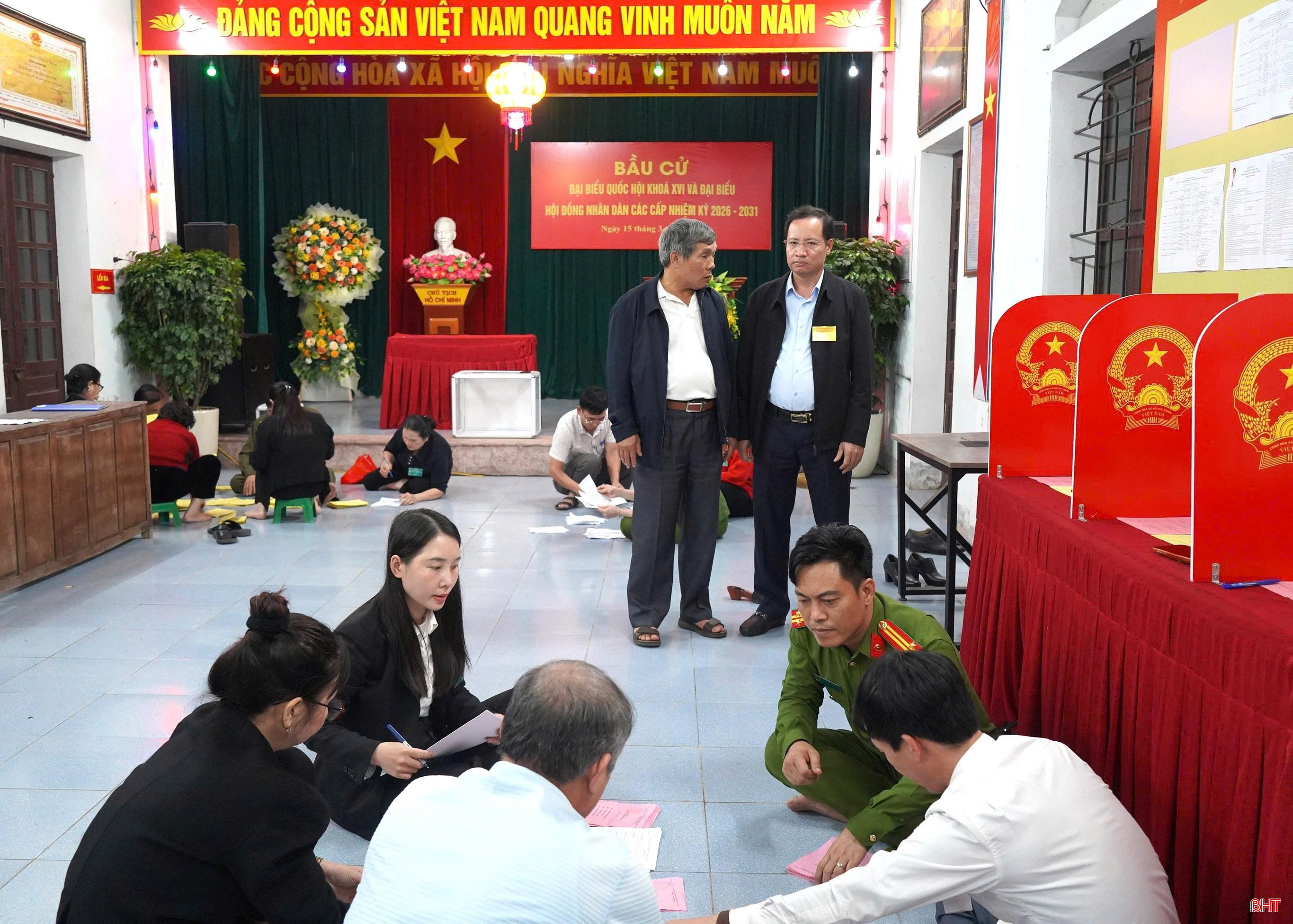 Việc kiểm phiếu tại các khu vực bỏ phiếu trên địa bàn xã Tiên Điền tuân thủ nghiêm túc các quy trình.