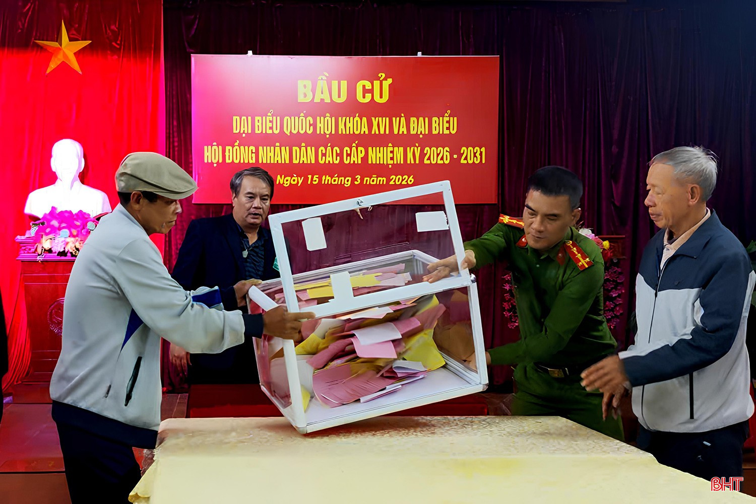 Tại 22 khu vực bỏ phiếu thuộc 4 đơn vị bầu cử trên địa bàn xã Tiên Điền, các thành viên tổ bầu cử tiến hành mở hòm phiếu để kiểm phiếu.