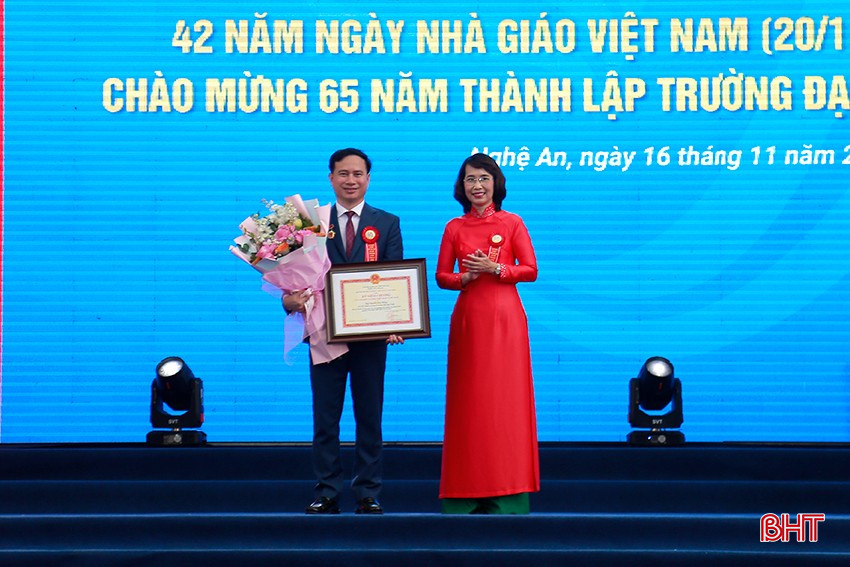 Đại diện Bộ VHTT&DL trao Kỷ niệm chương Vì sự nghiệp văn hóa, thể thao, du lịch cho GS.TS Nguyễn Huy Bằng – Hiệu trưởng Trường Đại học Vinh. bqbht_br_2.jpg