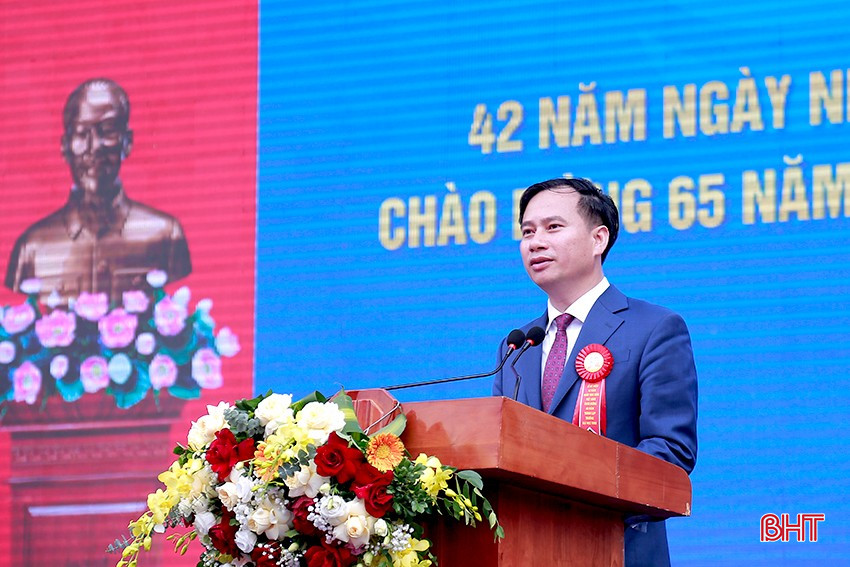 GS.TS. Nguyễn Huy Bằng – Hiệu trưởng Trường Đại học Vinh đọc diễn văn tại buổi lễ. bqbht_br_7.jpg